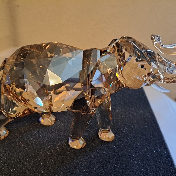 Swarovski Elephant in box with plaque and COA Pristine 1137207 - Picture 12 of 16